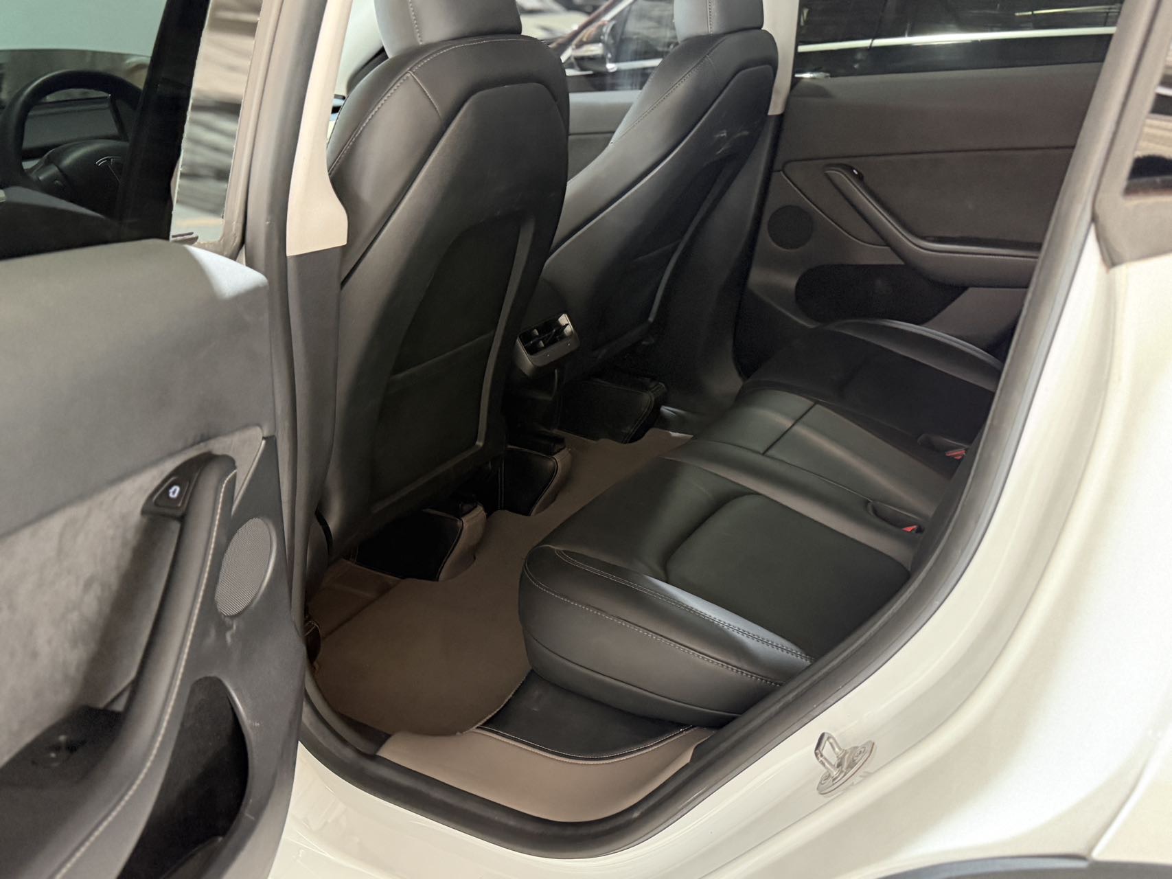 Tesla Model Y 2023 car image #24