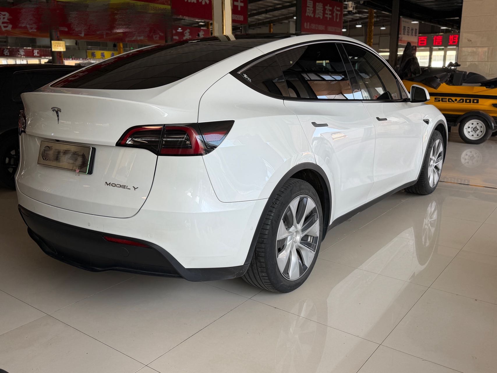 Tesla Model Y 2023 car image #22