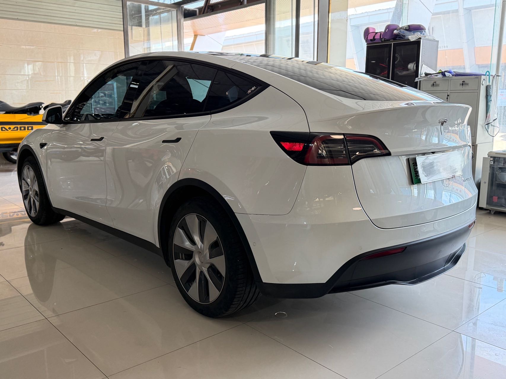 Tesla Model Y 2023 car image #21