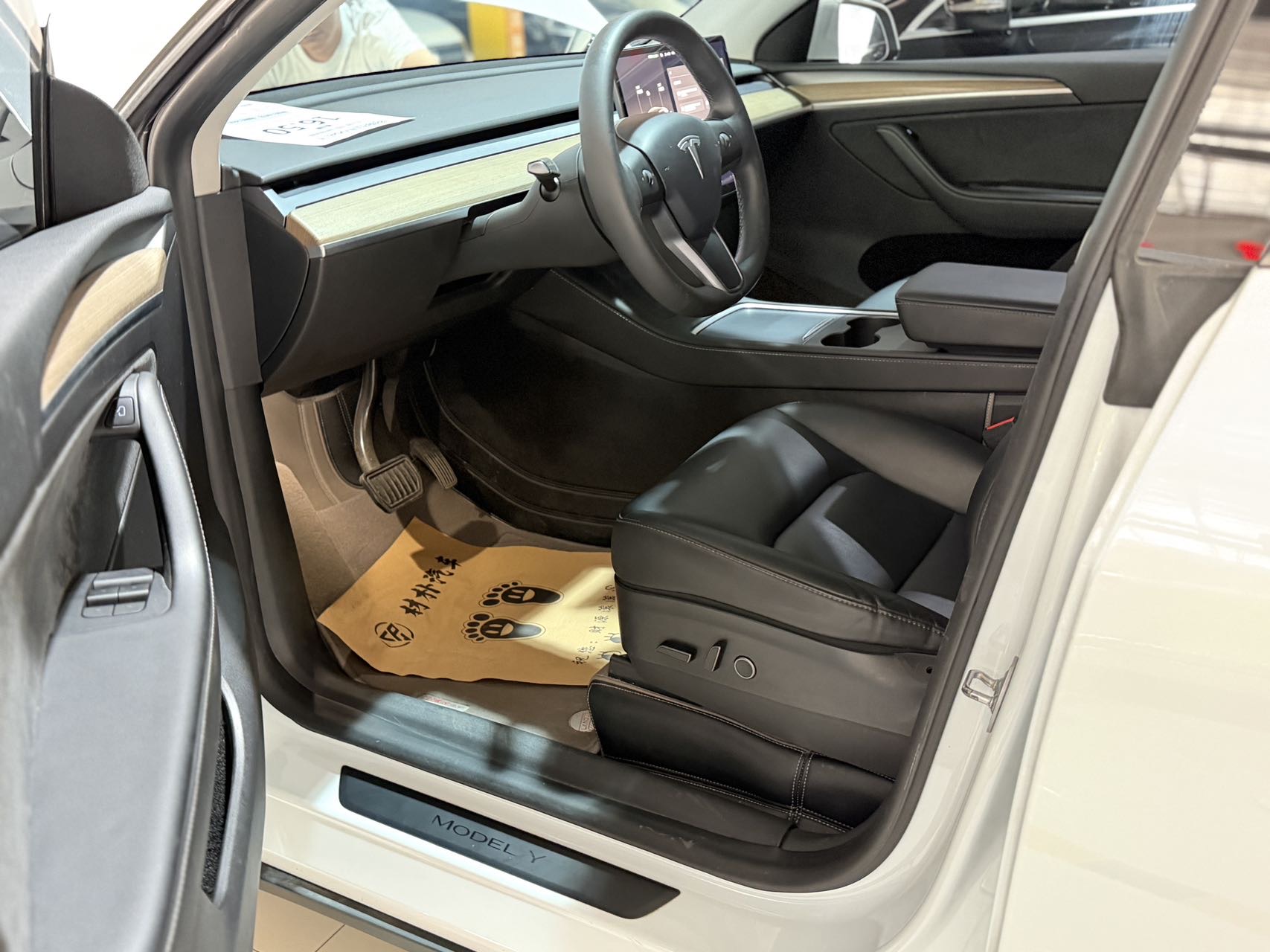 Tesla Model Y 2023 car image #23