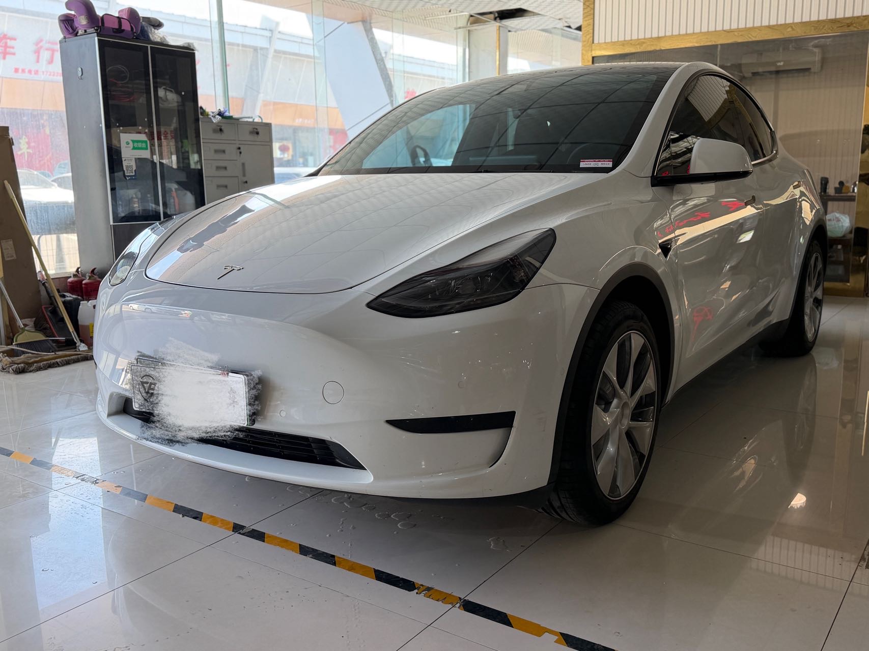Tesla Model Y 2023 car image #2