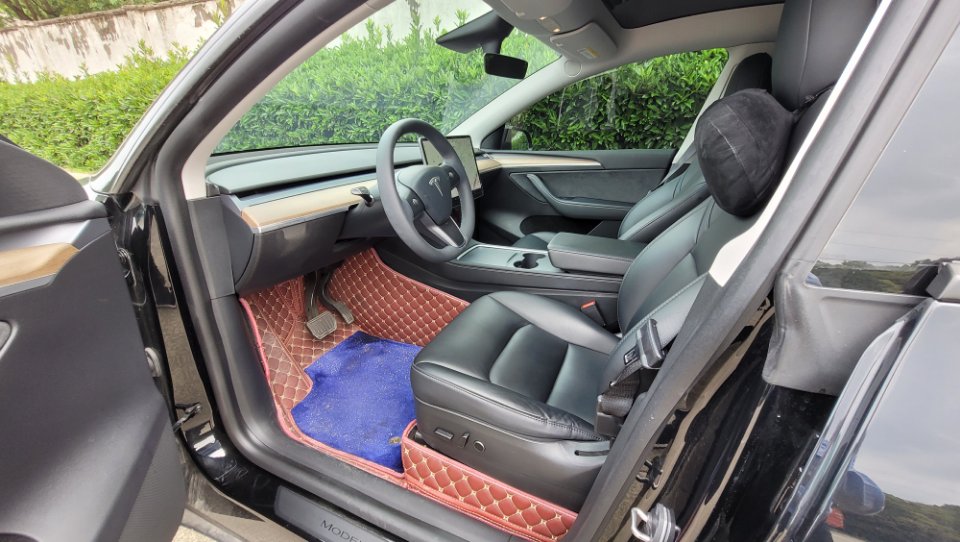 Tesla Model Y 2021 car image #12