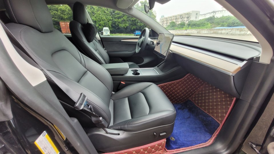 Tesla Model Y 2021 car image #14