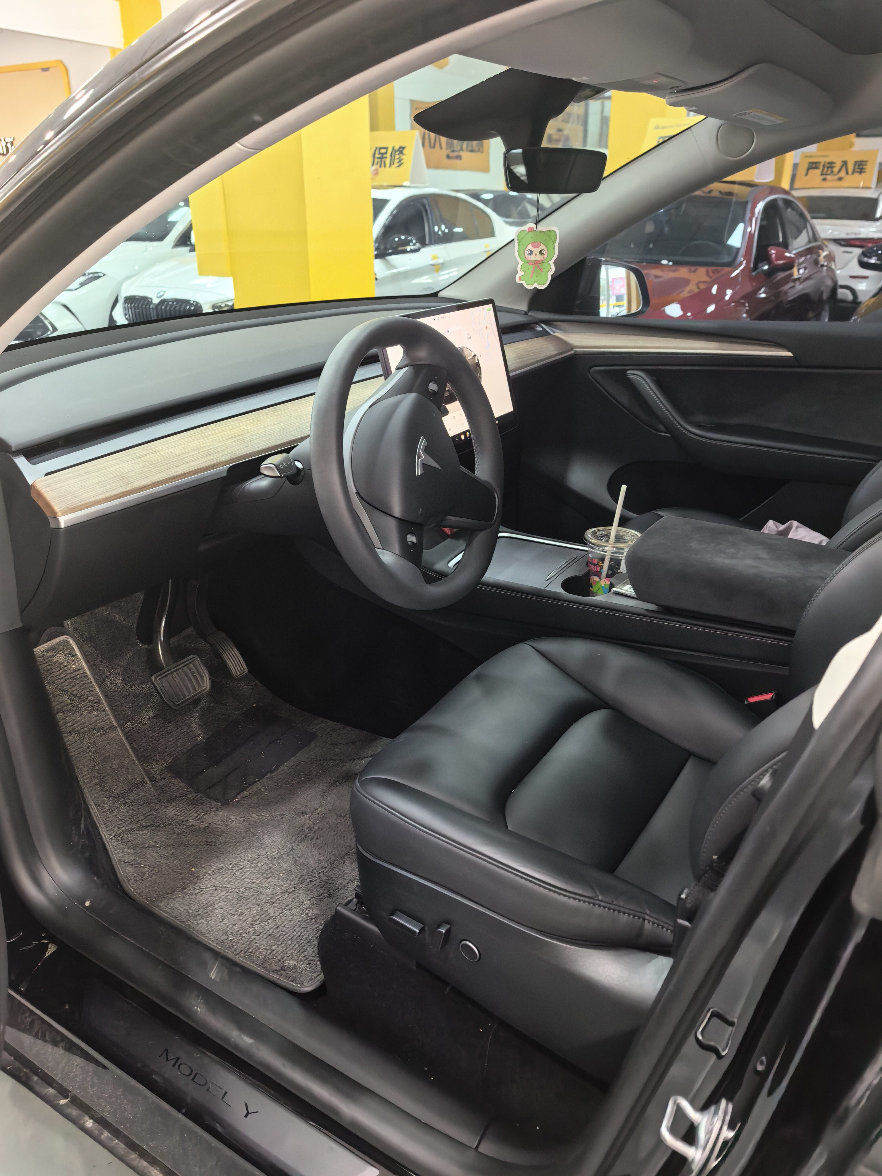 Tesla Model Y 2024 #4 Tesla Model Y 2024 car image #4