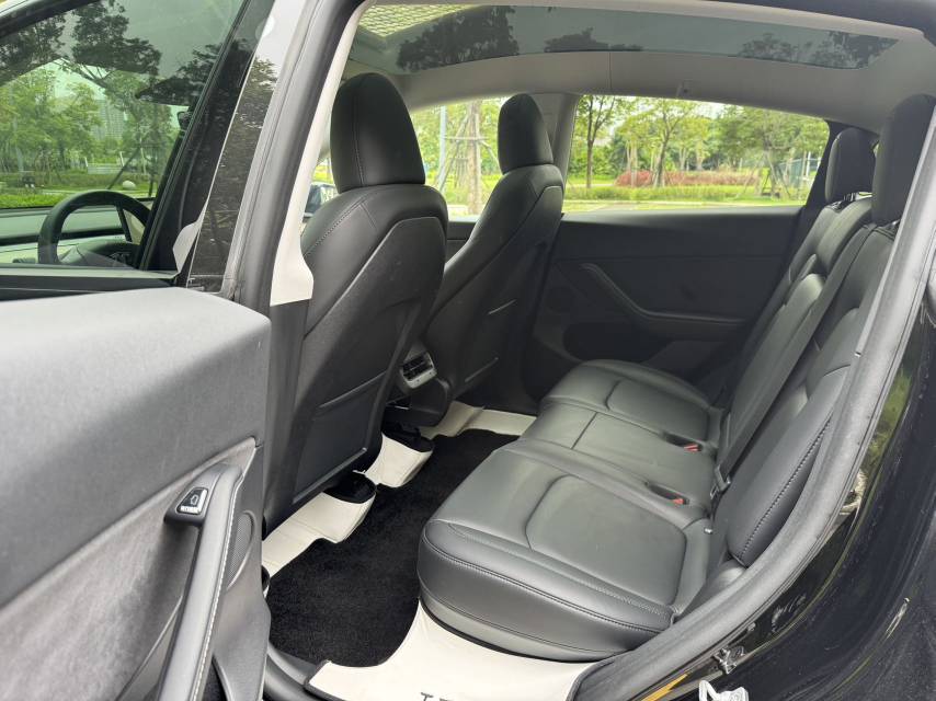 Tesla Model Y 2023 car image #8