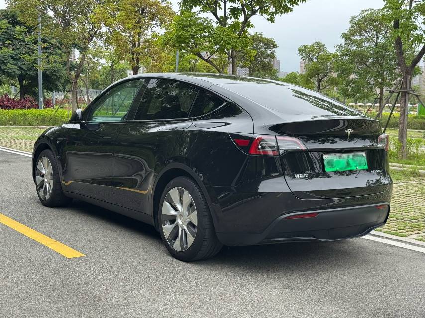 Tesla Model Y 2023 car image #11