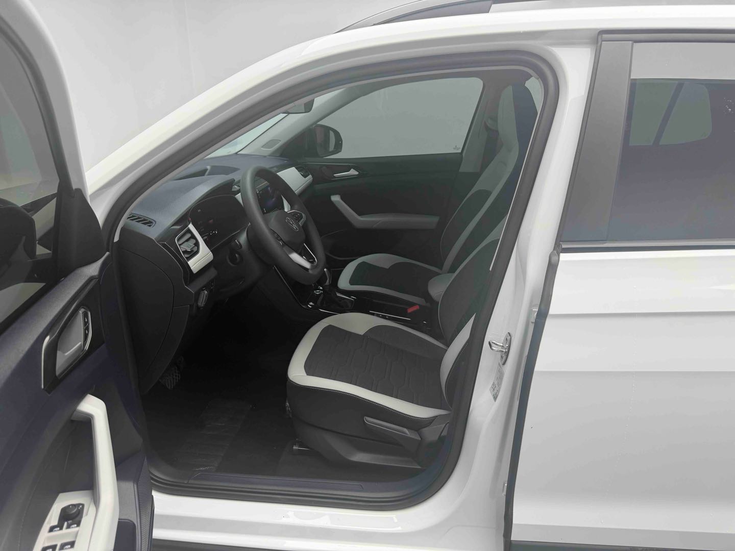 Volkswagen Tharu 2025 car image #6