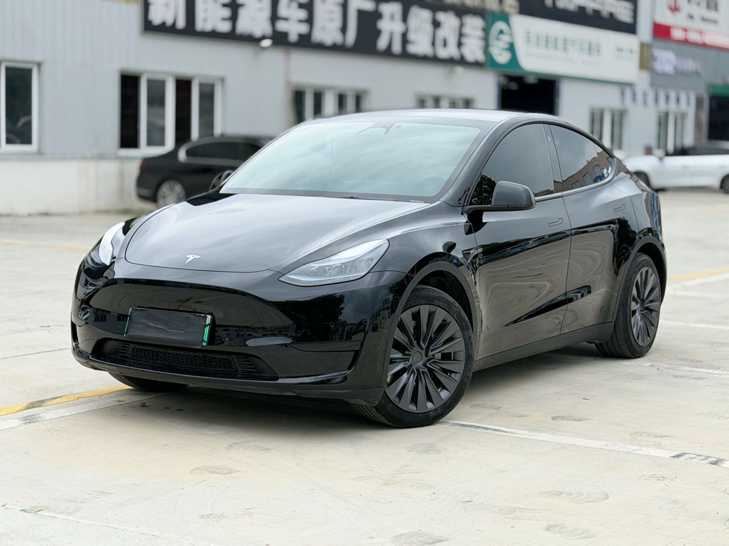 Tesla Model Y 2023 #2 Tesla Model Y 2023 car image #2