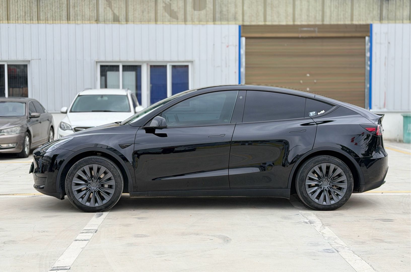 Tesla Model Y 2023 #7 Tesla Model Y 2023 car image #7