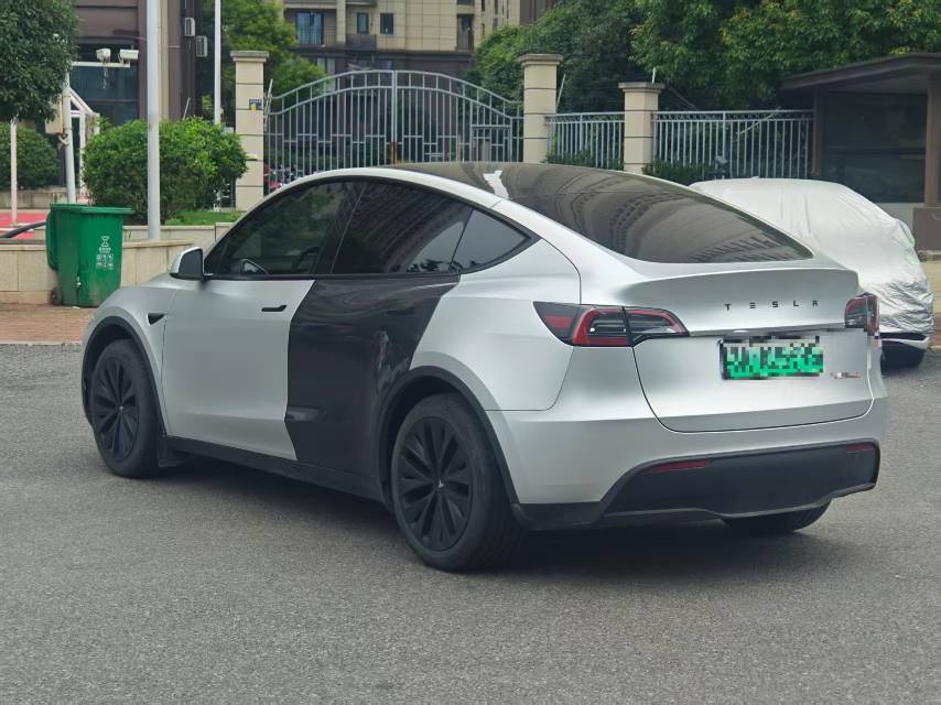 Tesla Model Y 2024 #5 Tesla Model Y 2024 car image #5