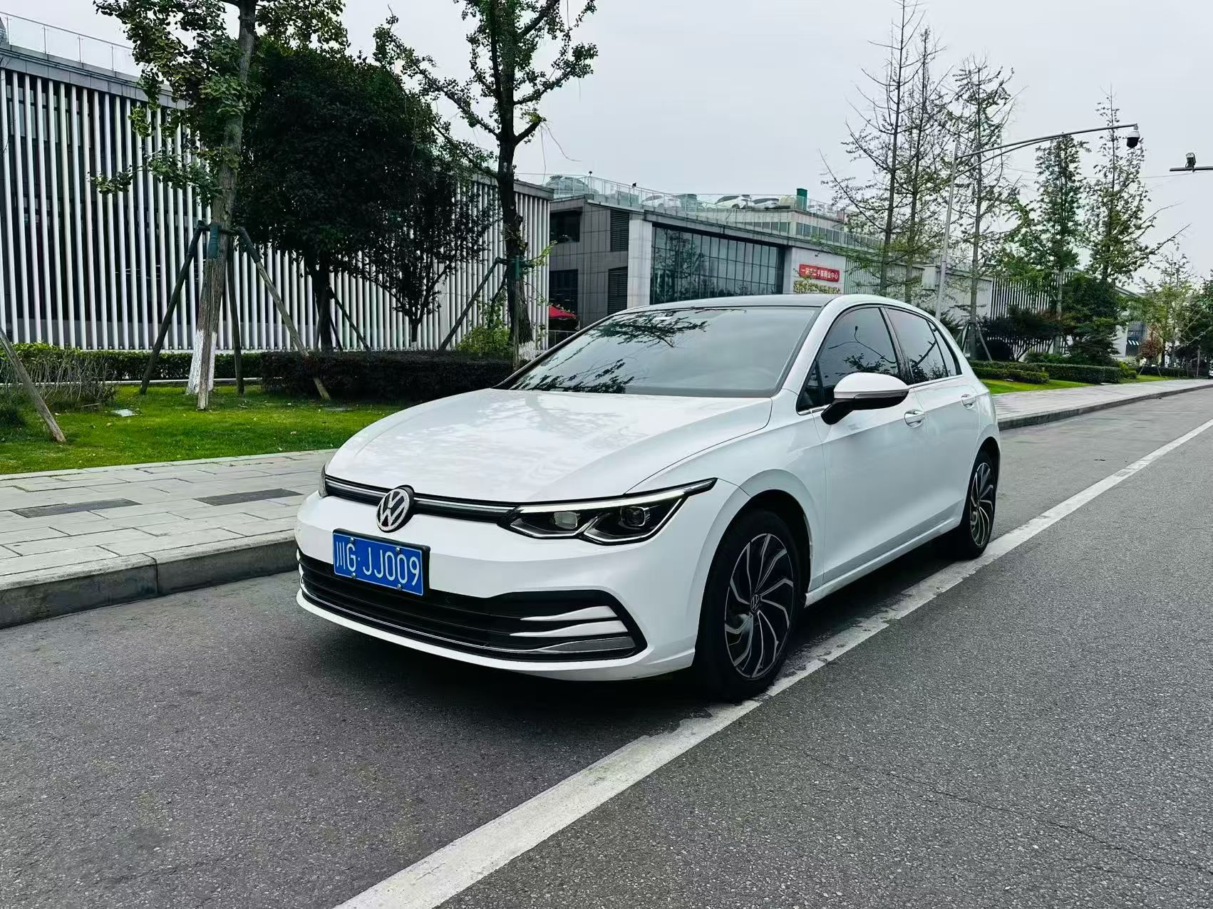 Volkswagen Golf 2022 car image #2