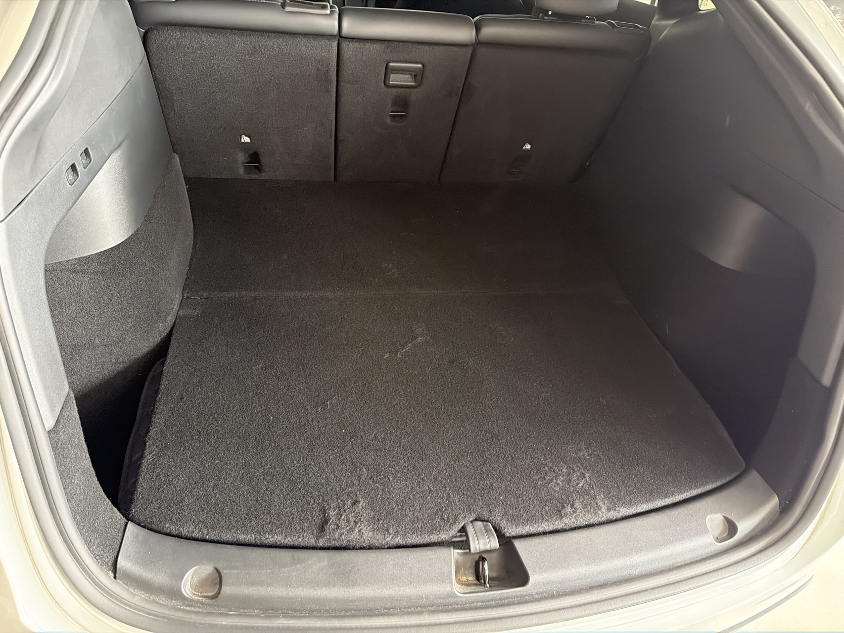 Tesla Model Y 2023 car image #9
