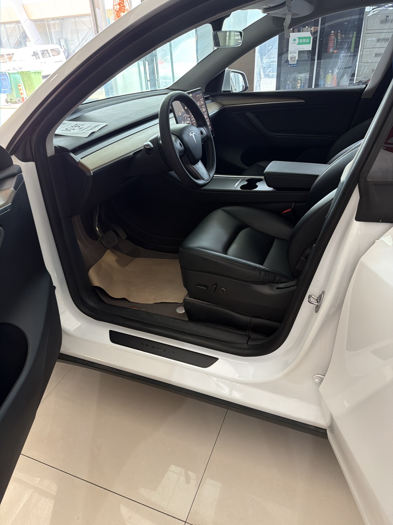 Tesla Model Y 2023 car image #5