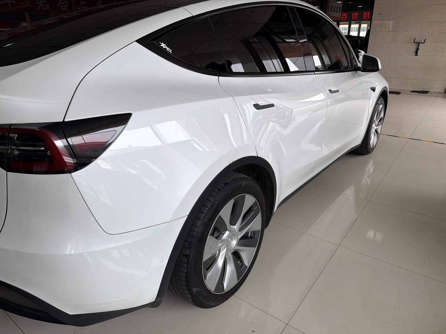 Tesla Model Y 2023 car image #11