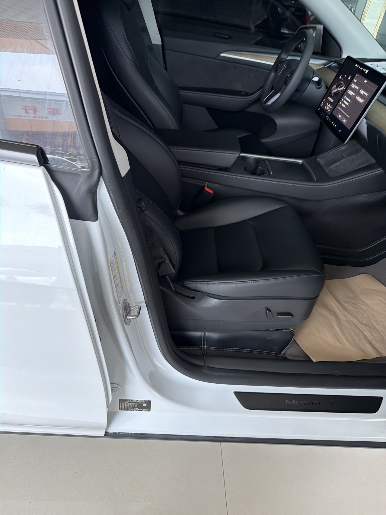 Tesla Model Y 2023 car image #14