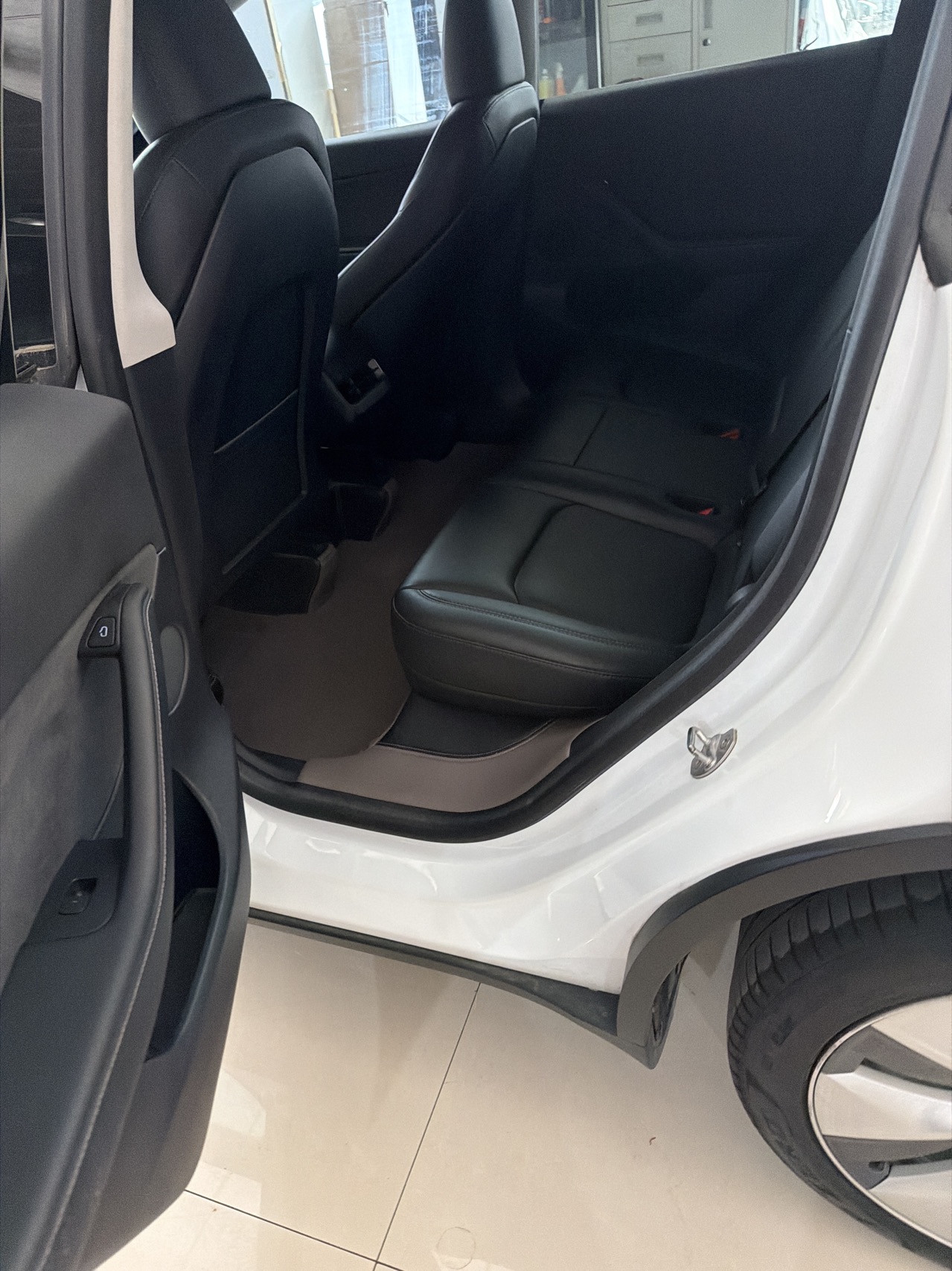 Tesla Model Y 2023 car image #7