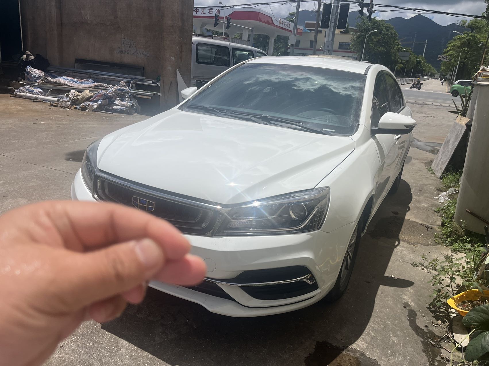 GEELY Emgrand 2018 car image #2