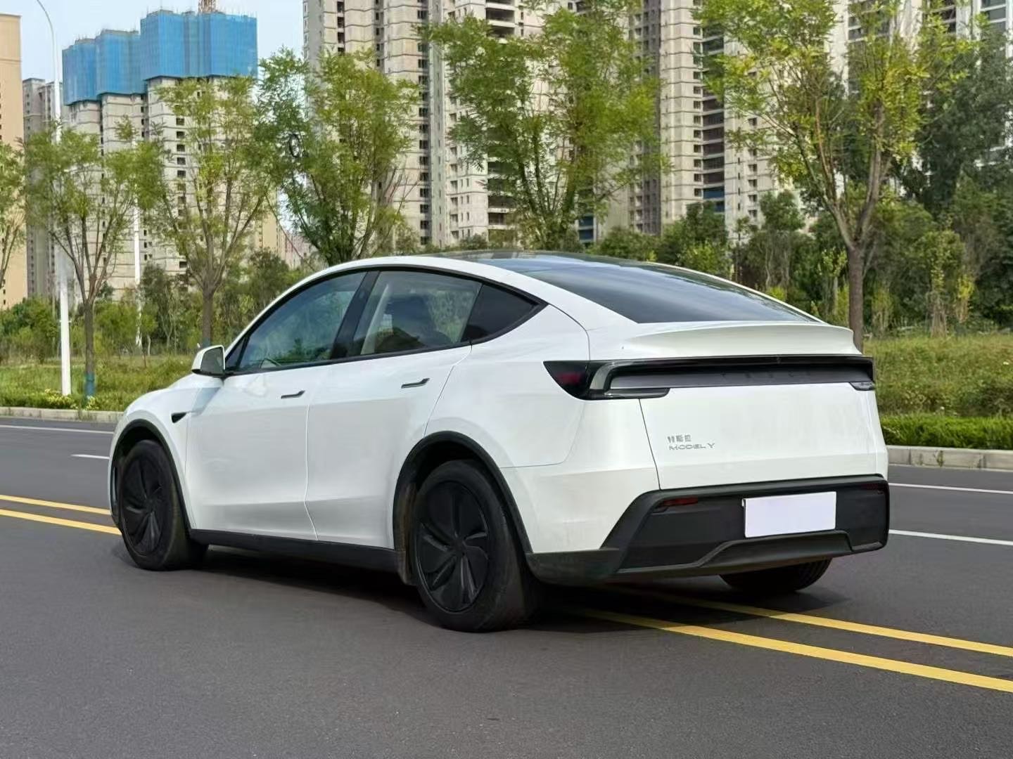 Tesla Model Y 2025 car image #9