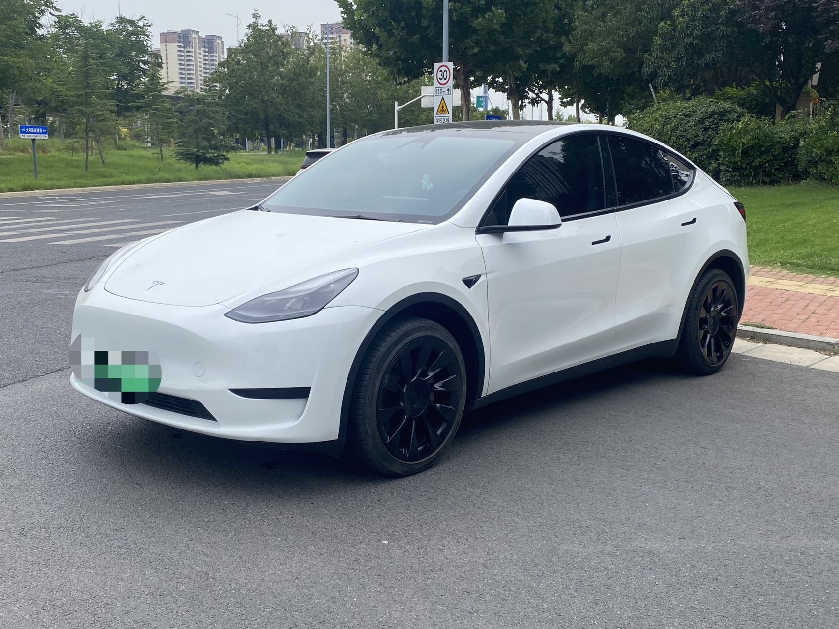 Tesla Model Y 2024 car image #2