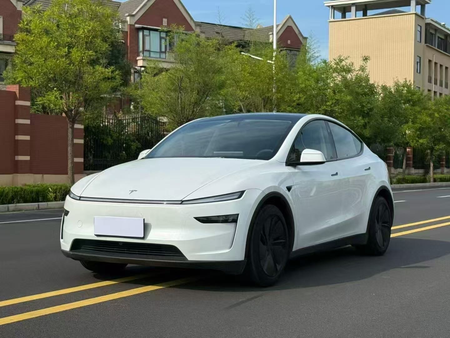 Tesla Model Y 2025 car image #2