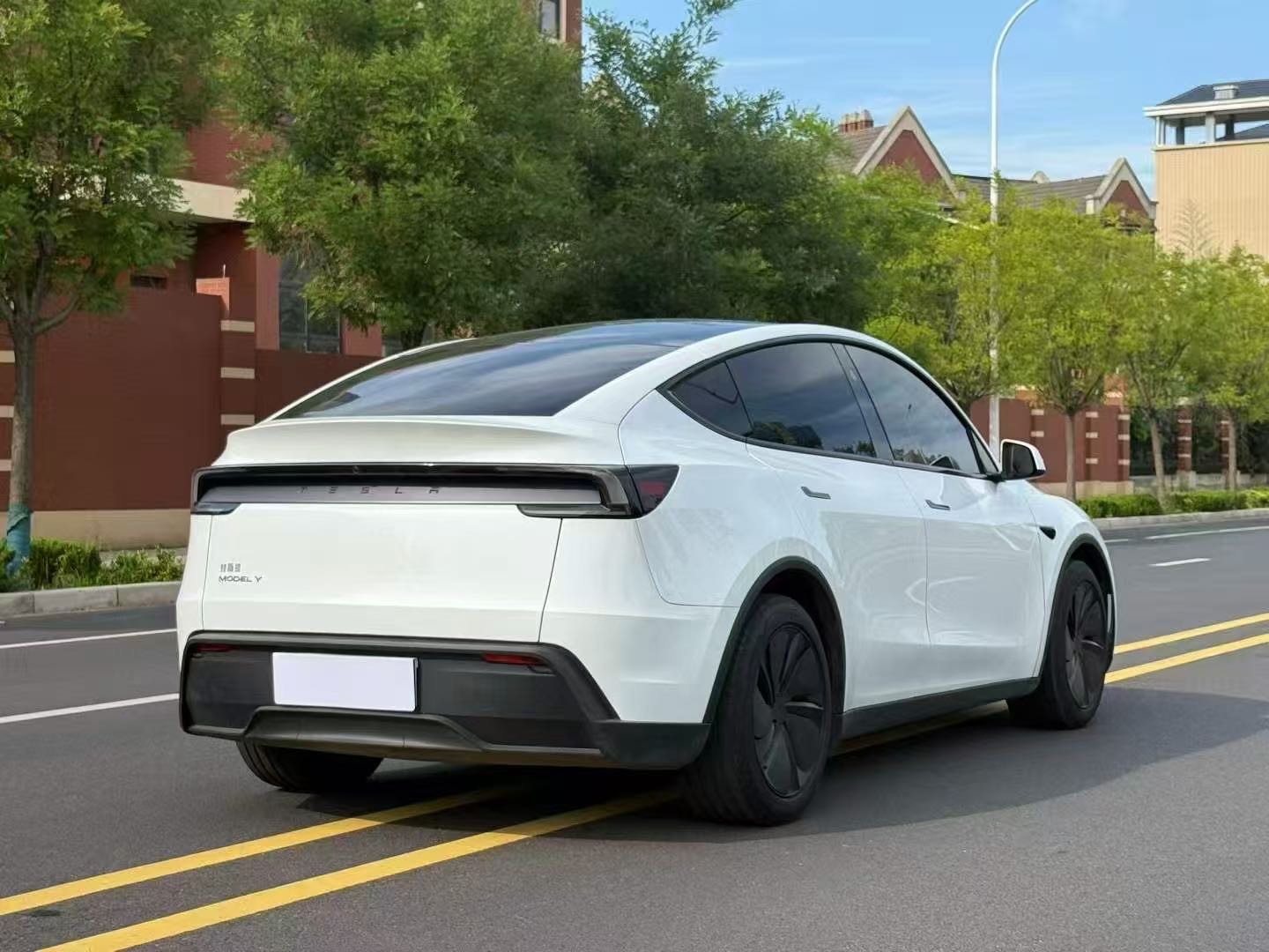 Tesla Model Y 2025 car image #10