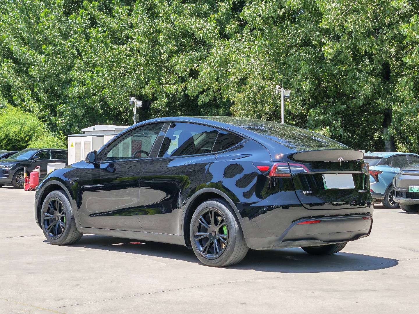 Tesla Model Y 2023 car image #11