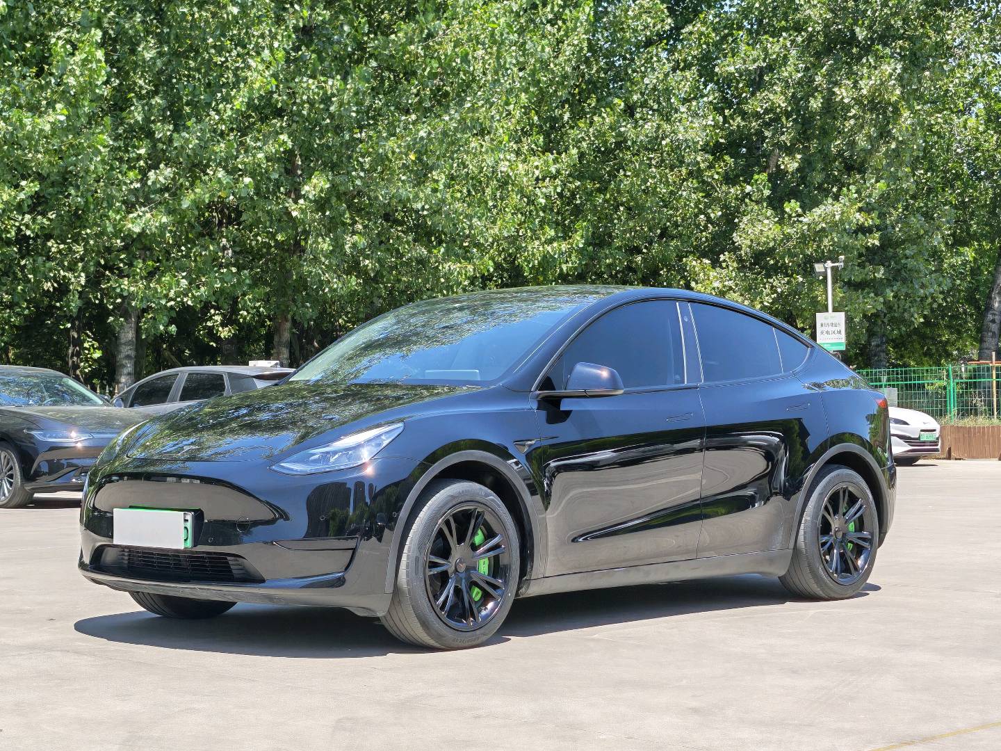 Tesla Model Y 2023 car image #2