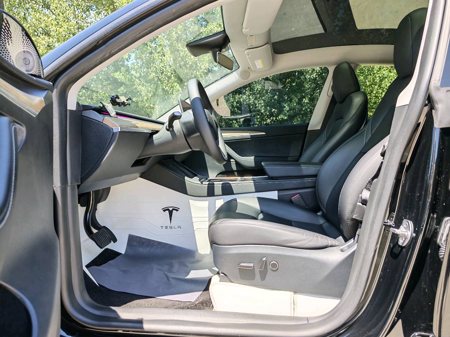 Tesla Model Y 2023 car image #7