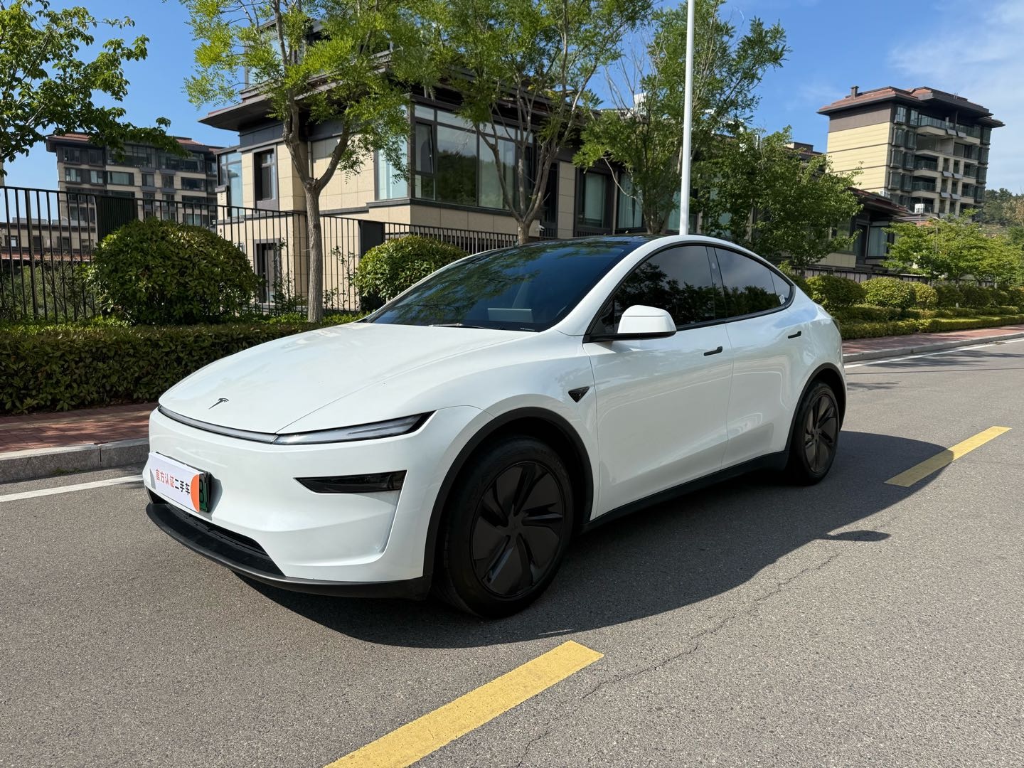 Tesla Model Y 2025 #2 Tesla Model Y 2025 car image #2