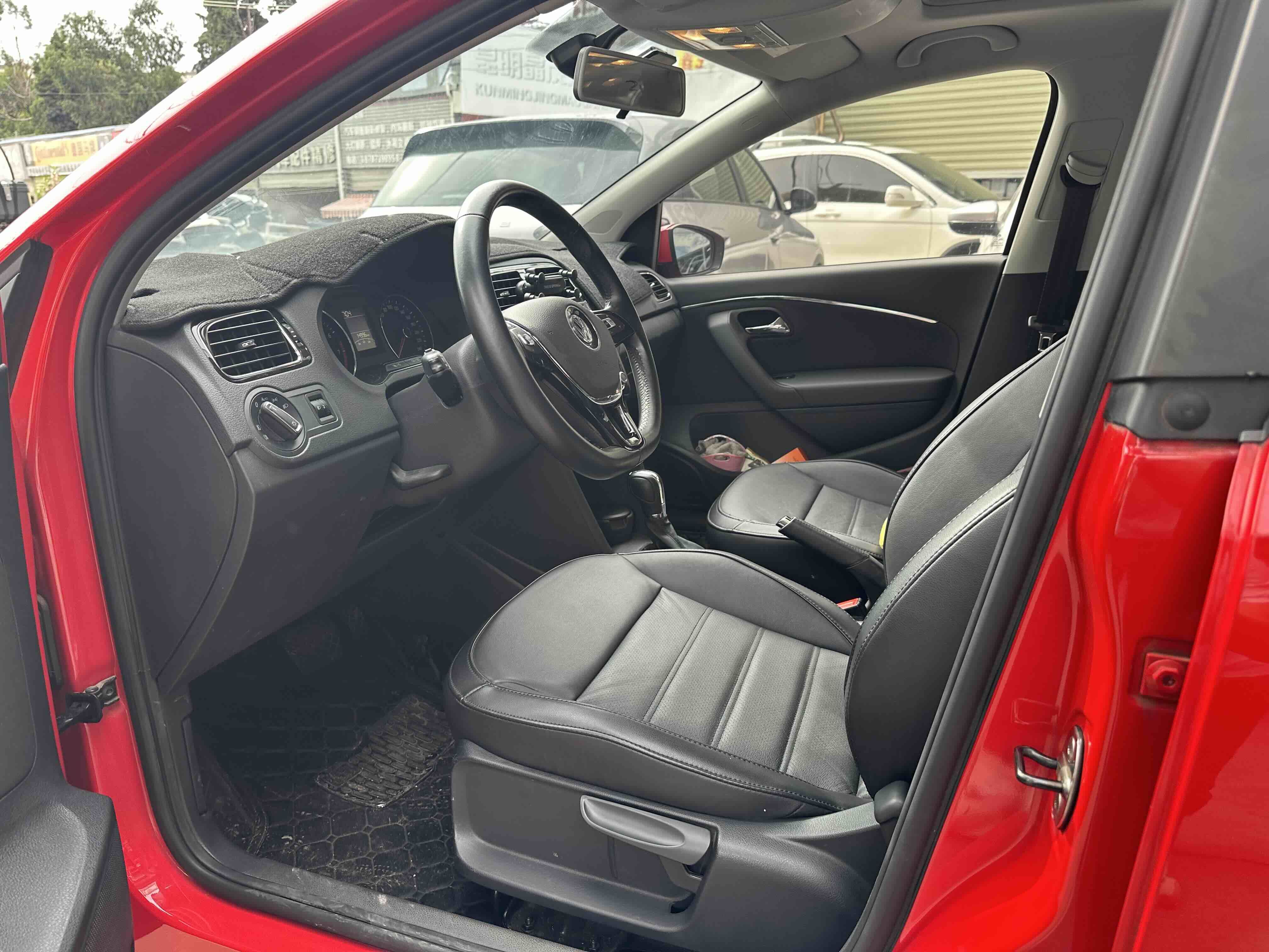 Volkswagen Polo 2015 car image #11