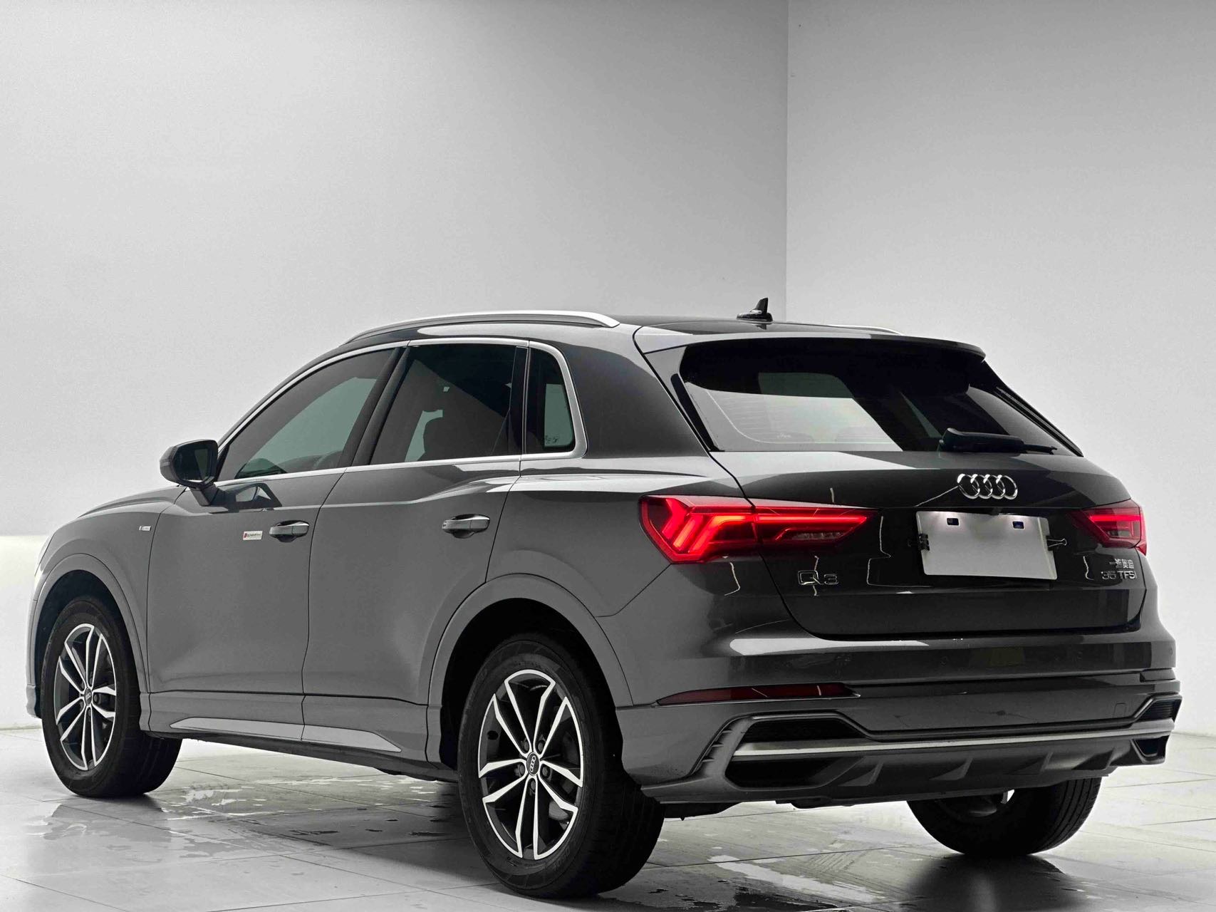 Audi Q3 2022 car image #9