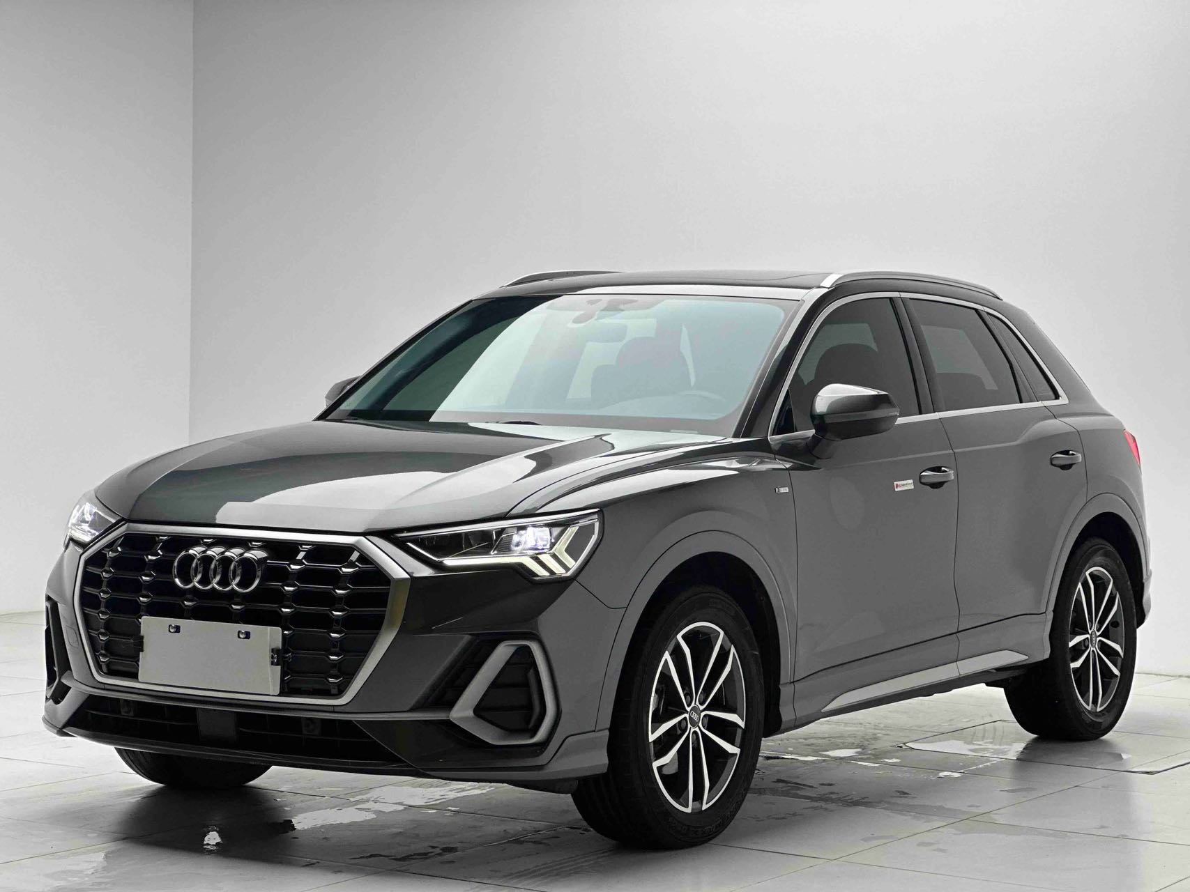 Audi Q3 2022 car image #2