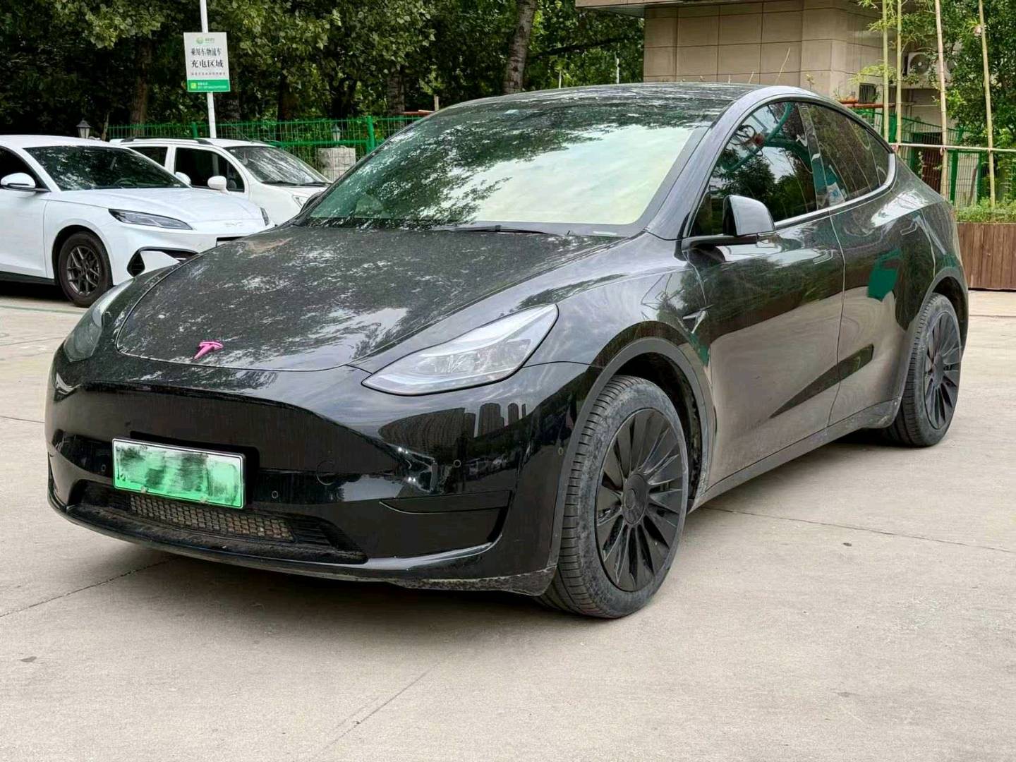 Tesla Model Y 2023 car image #2