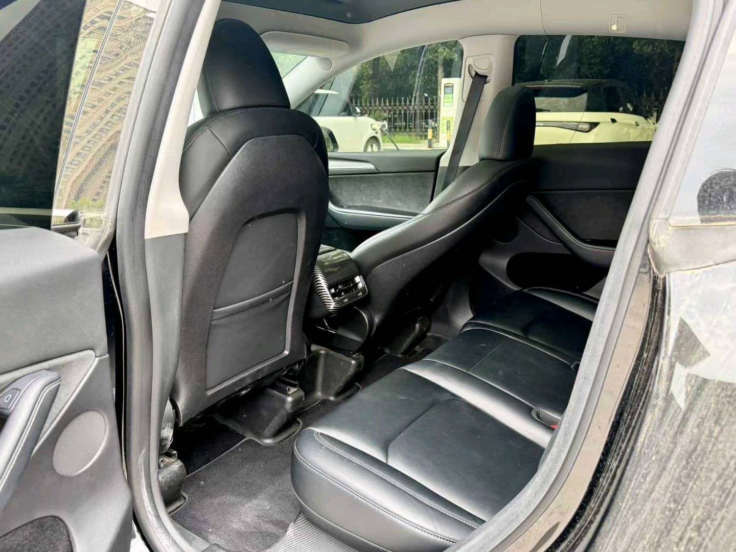 Tesla Model Y 2023 car image #4