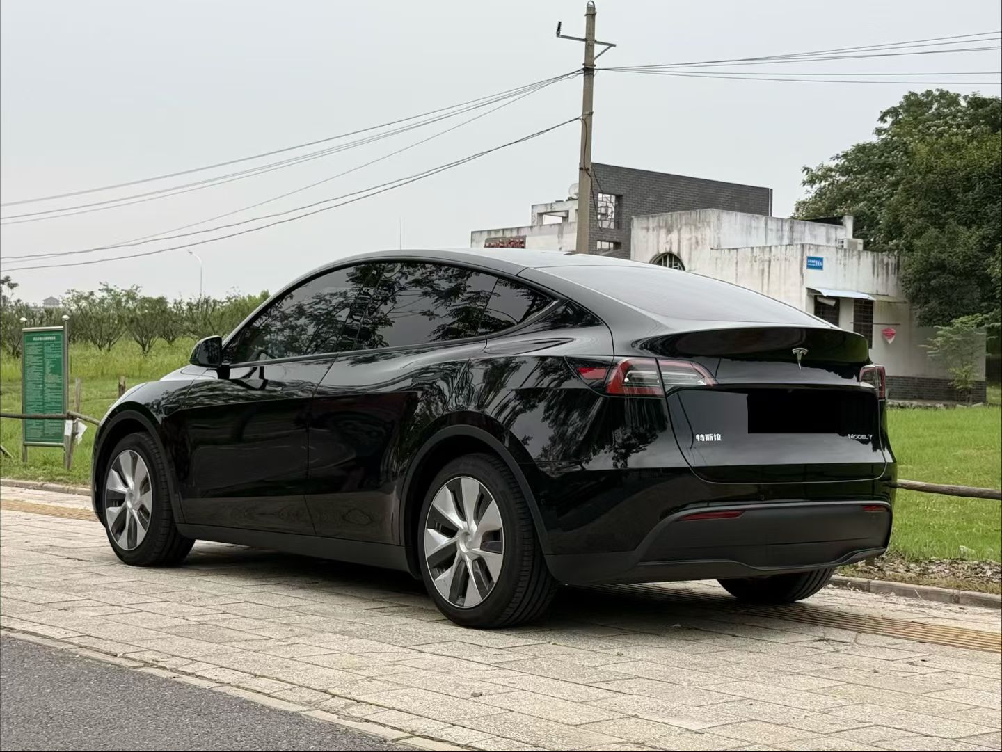 Tesla Model Y 2022 car image #10