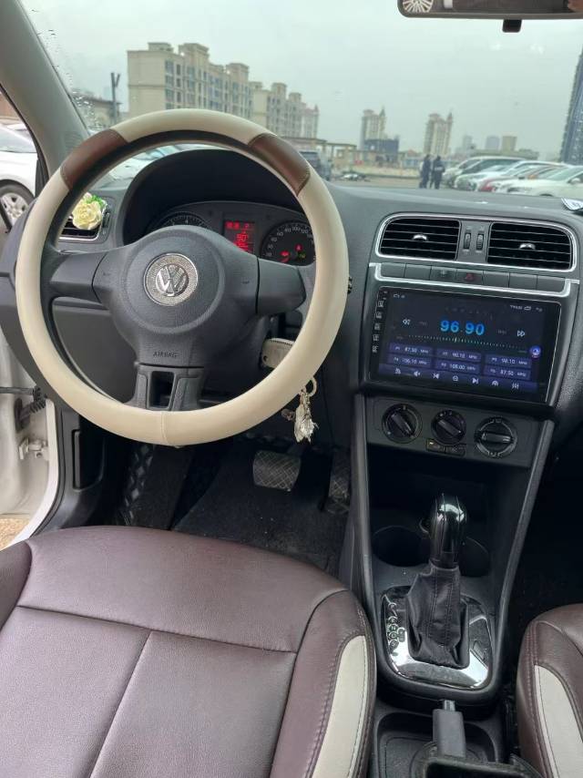 Volkswagen Polo 2014 car image #6