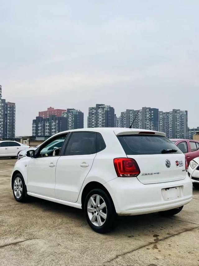 Volkswagen Polo 2014 car image #11