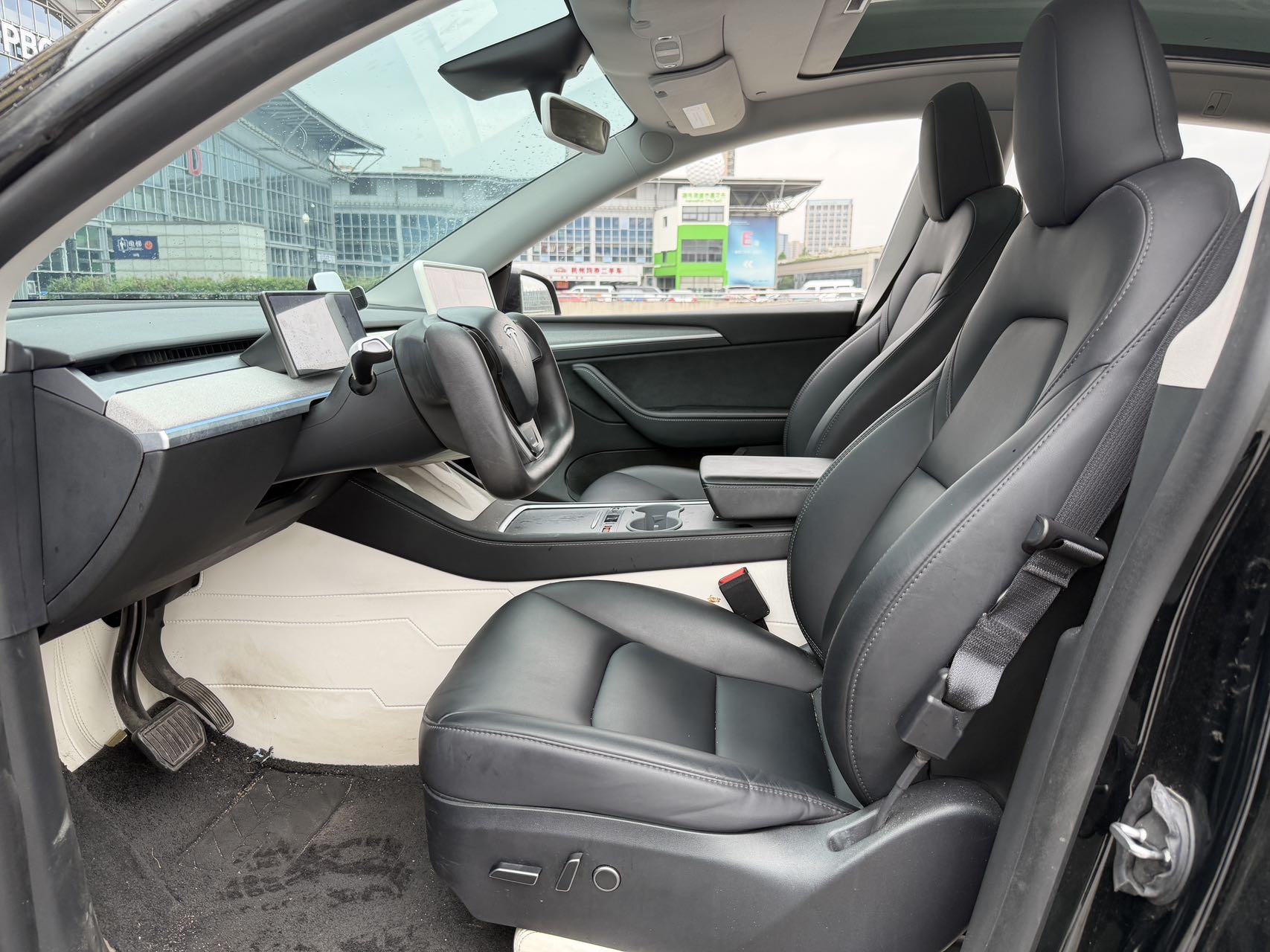 Tesla Model Y 2023 car image #15