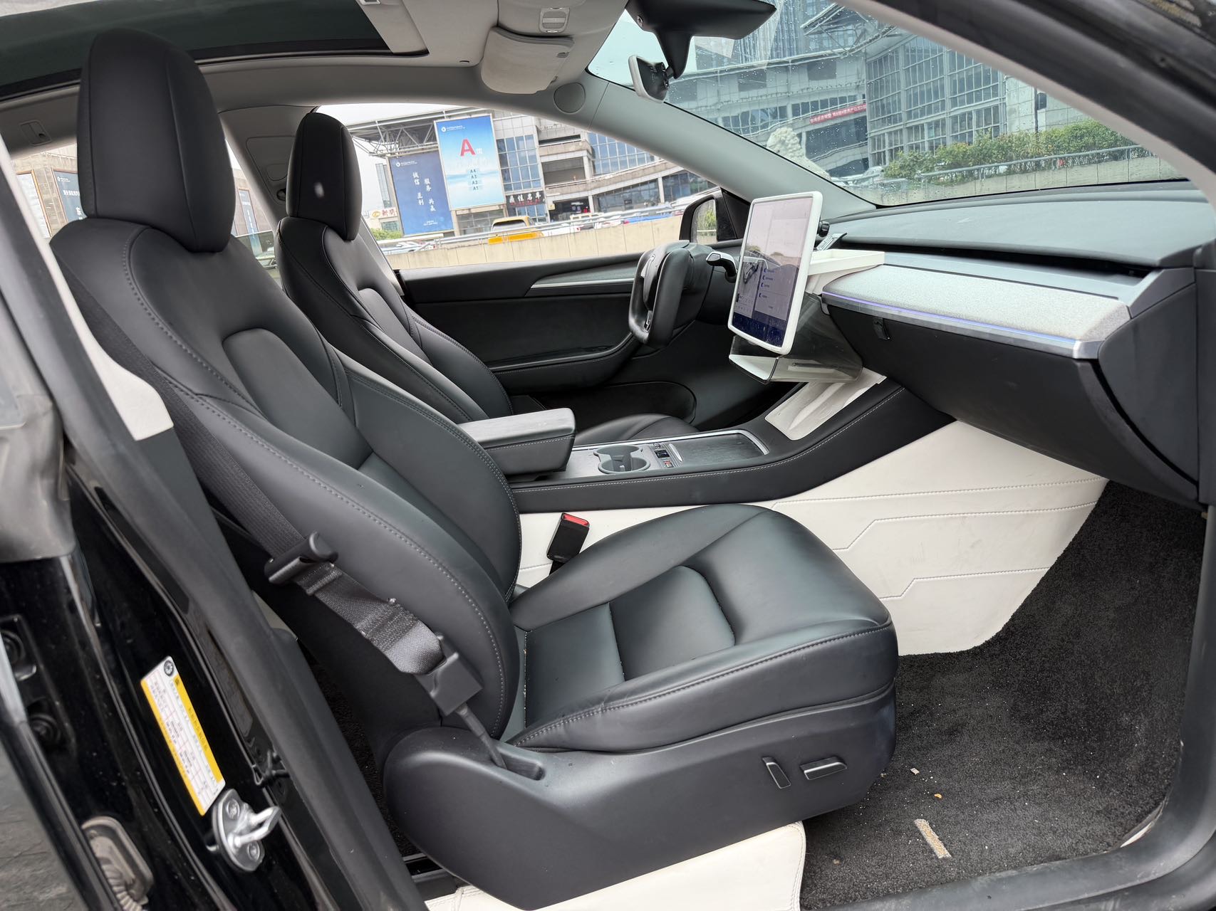 Tesla Model Y 2023 car image #19