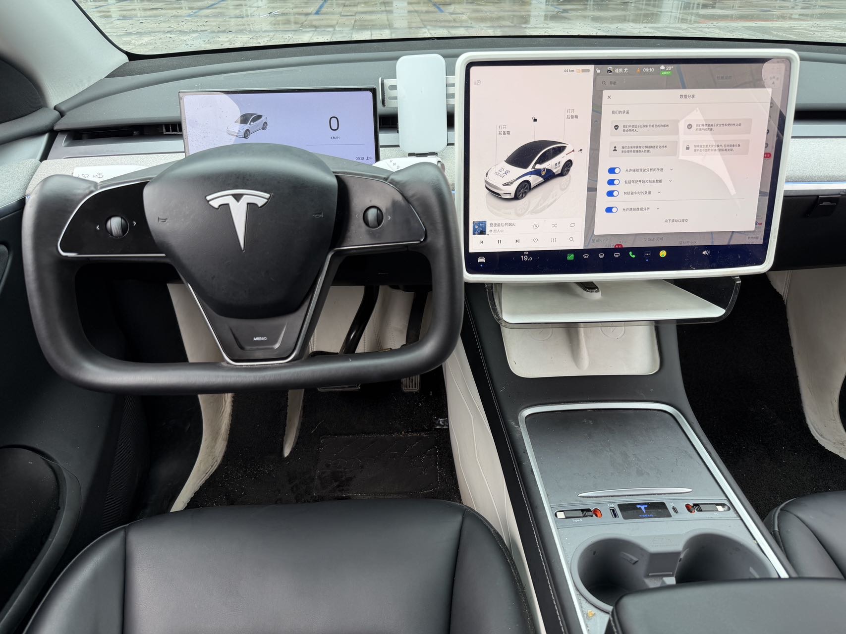 Tesla Model Y 2023 car image #12