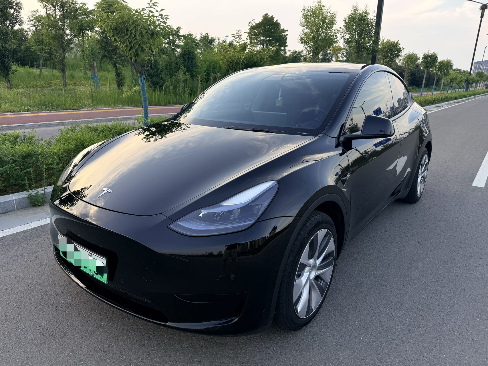 Tesla Model Y 2023 car image #2