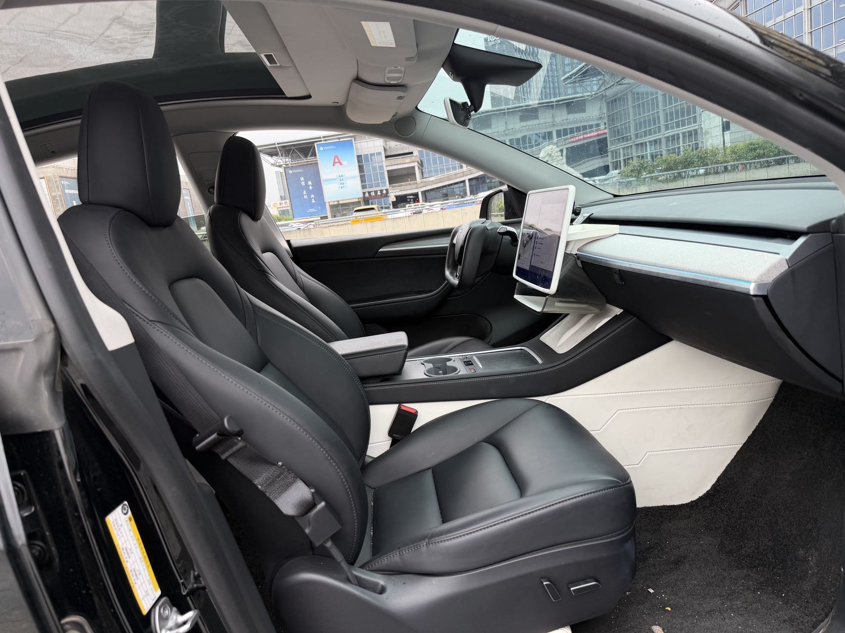 Tesla Model Y 2023 car image #16