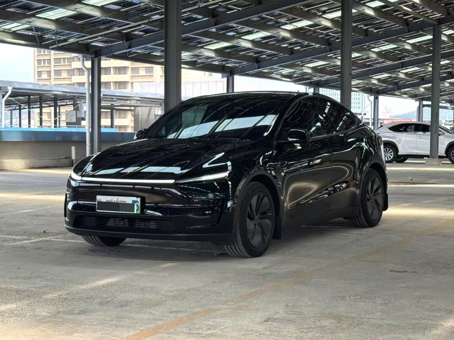 Tesla Model Y 2025 car image #2