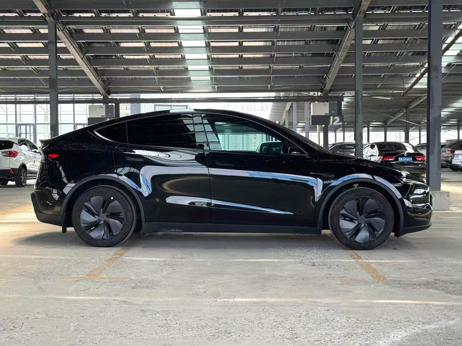Tesla Model Y 2025 car image #5
