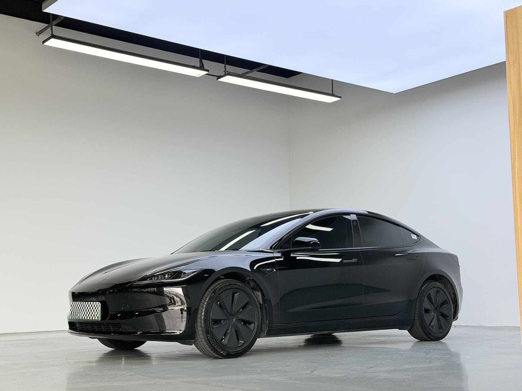 Tesla Model 3 2025 car image #2