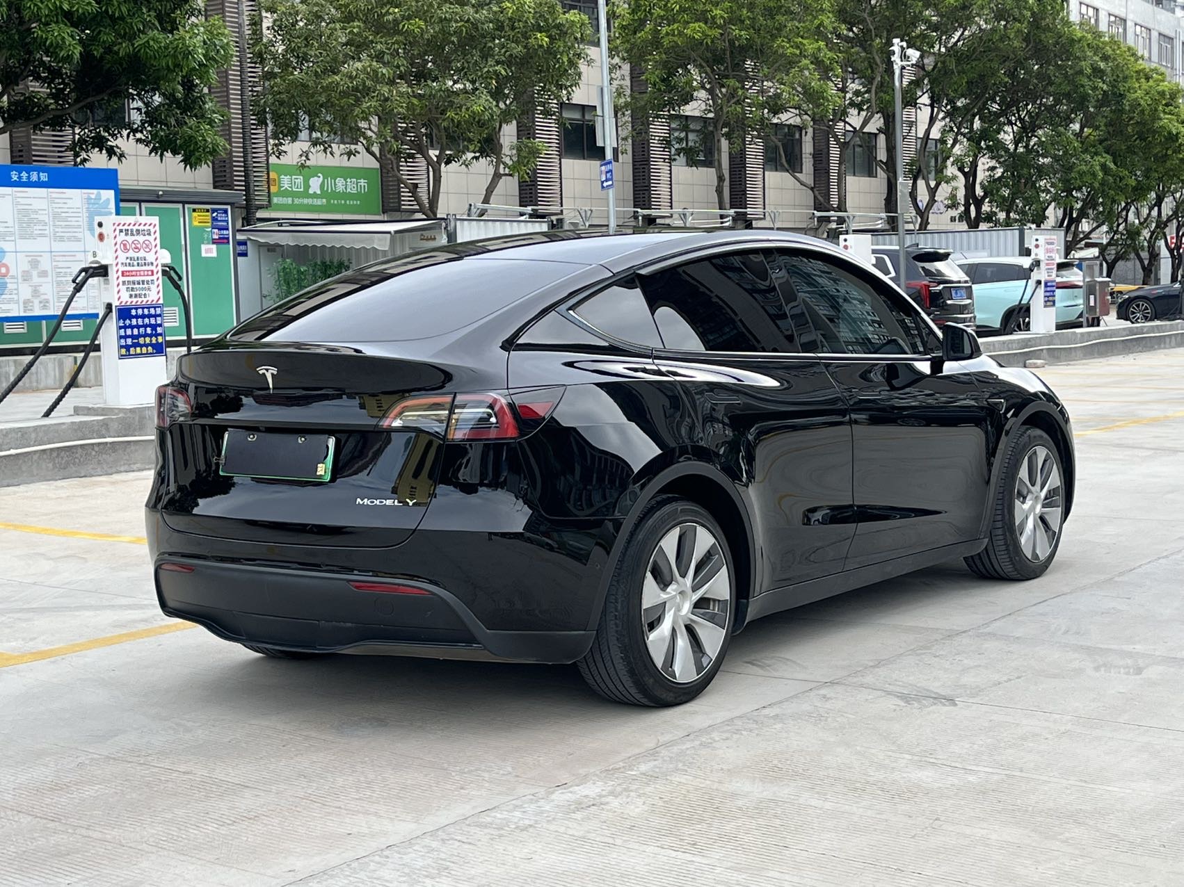 Tesla Model Y 2022 #5 Tesla Model Y 2022 car image #5