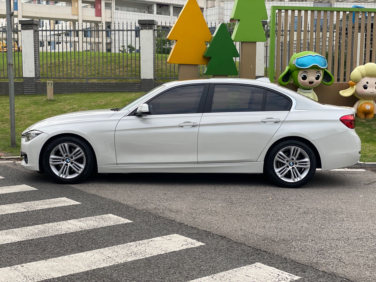 BMW 3 Series 2017 #6 BMW 3 Series 2017 car image #6