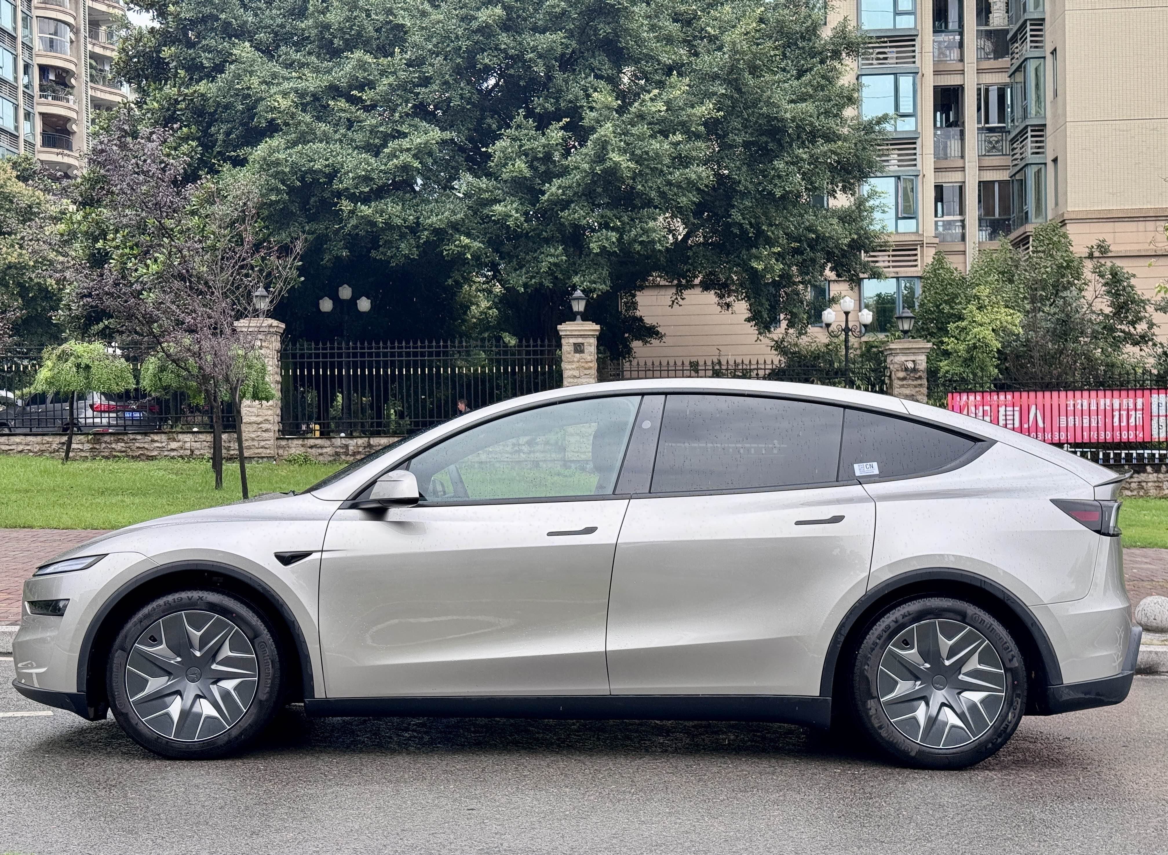 Tesla Model Y L 2025 #9 Tesla Model Y L 2025 car image #9