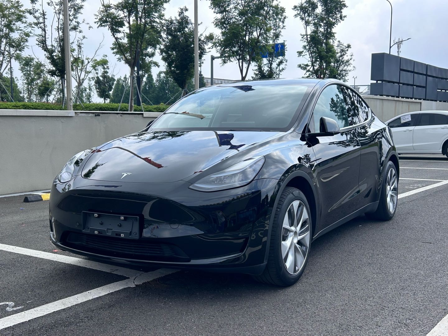 Tesla Model Y 2023 #2 Tesla Model Y 2023 car image #2