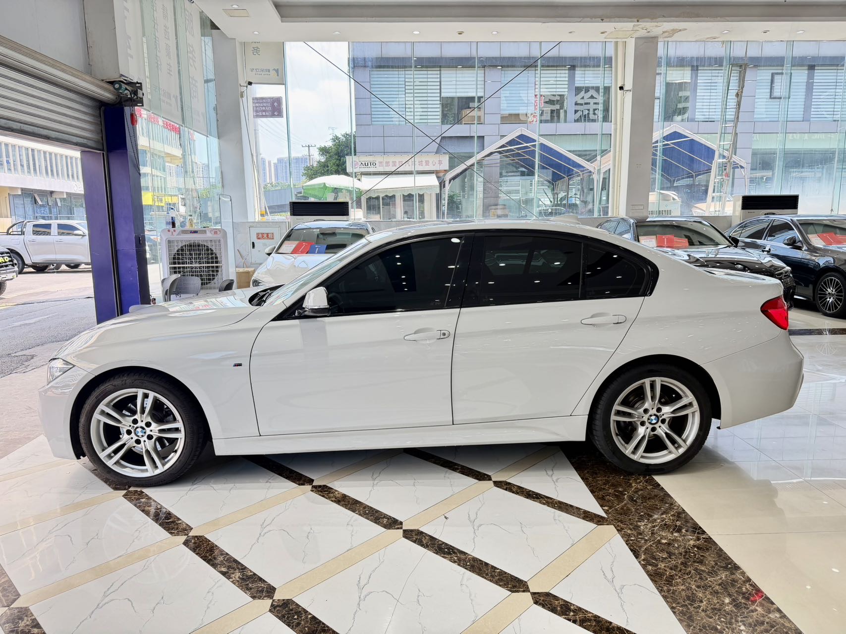 BMW 3 Series 2018 #5 BMW 3 Series 2018 car image #5
